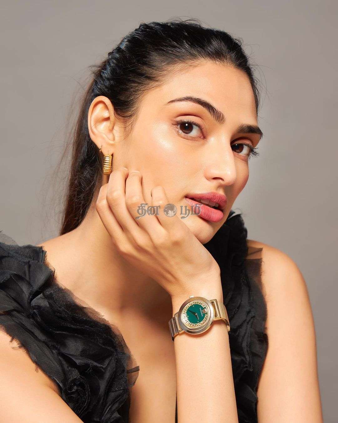 Actress Athiya Shetty Showing Off Her Beautiful Watch தின பூமி 7116